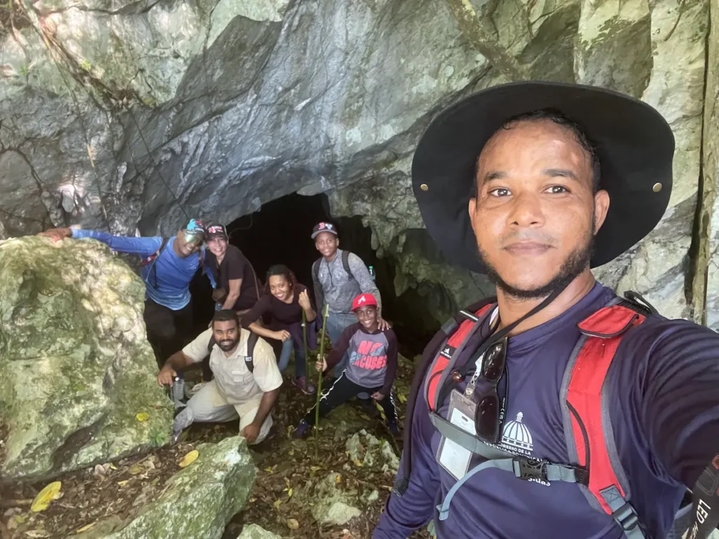 Grupo de turistas con guía explorando las Cuevas de Sanabé en el Parque Nacional Aniana Vargas, Cotuí.