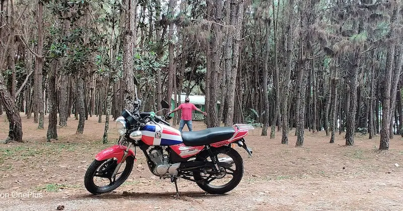 Robinson de viajerito.com en motor visitando el Parque Nacional Aniana Vargas en Cotuí