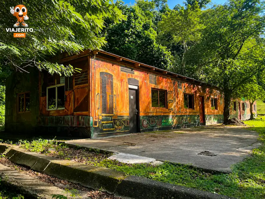 La famosa casa pintada como un tren en el Parque El Peñón de la Presa de Hatillo en Cotuí, un spot fotográfico único en Sánchez Ramírez