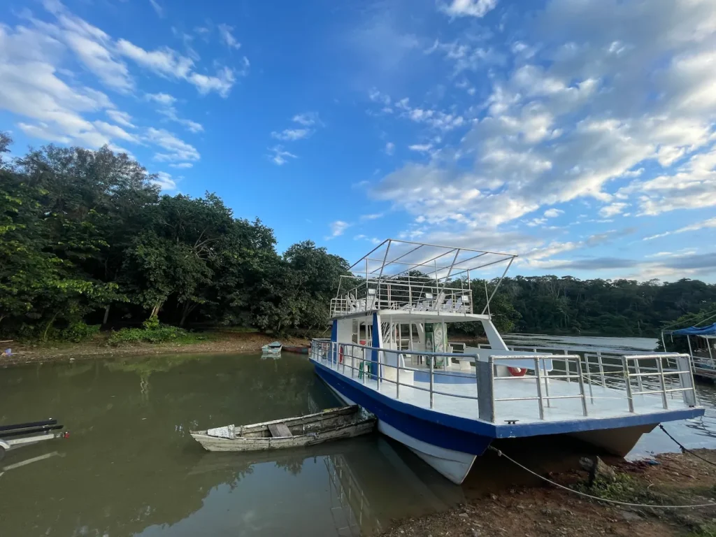 Paseo en ferry por la Presa de Hatillo en Cotuí