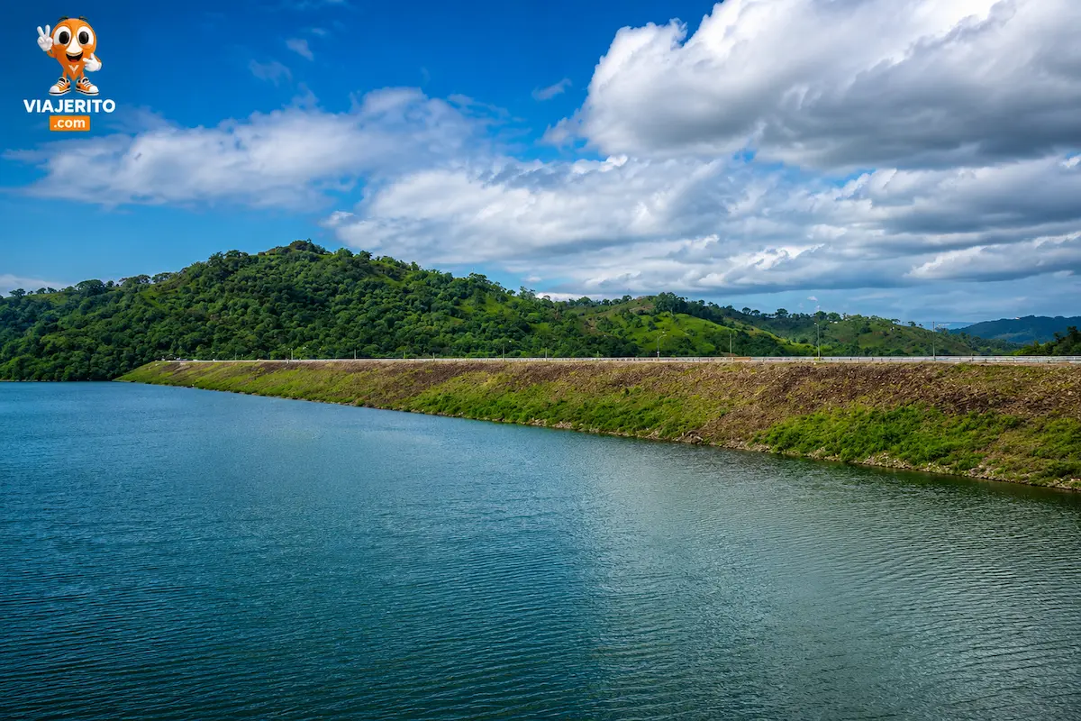 Vista impresionante desde el muro de la Presa de Hatillo en Cotuí