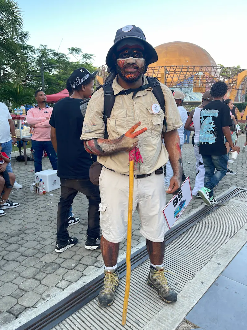 Robinson Grullón personificando a Viajerito durante el desfile del Carnaval Cotuisano.